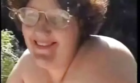Mereka memasukkan mainan tante sexy mesum ke dalam vaginanya sampai dia menyemprotkan dan cum pada dirinya