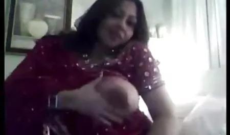 Mengendus dan mencoba untuk mencium jari hot asian bokep anda